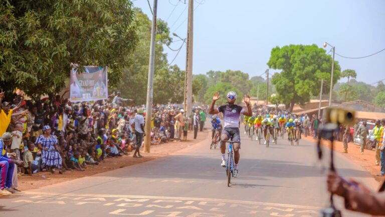 En cyclisme, c’est Tiemoko Diallo du club Airness de Nièna qui a remporté le Grand prix Général d’armée Assimi GOÏTA sur 120 challengers. Il empoche une somme de 200 000 F CFA et un sac de riz. En football, la finale opposait l’équipe Djiblen club de Nièna et Banzana.