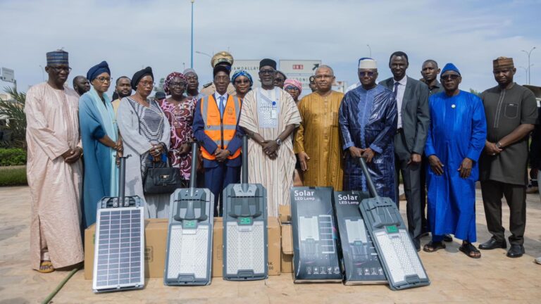 Cette initiative s’inscrit dans le cadre du programme des œuvres sociales du Président de la Transition, le Général d’Armée, Son Excellence Assimi GOITA. Elle vise à améliorer le cadre de vie des populations tout en renforçant la sécurité urbaine.