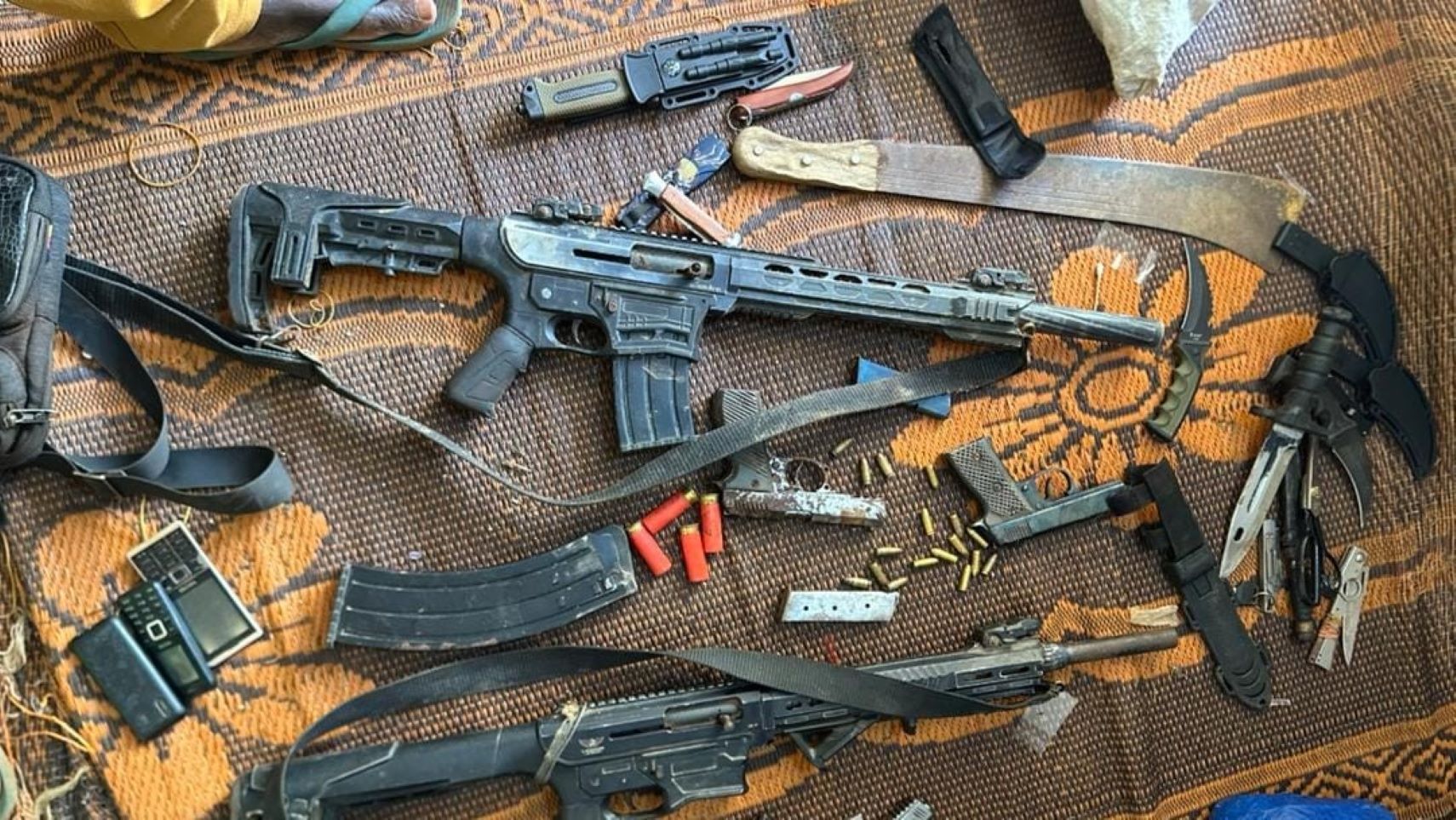 Une prouesse, qui a permis aux limiers de saisir diverses armes et substances, notamment des pistolets artisanaux, armes semi-automatiques, des munitions de calibre 9 et 12 mm, une quantité importante de stupéfiants et de produits pharmaceutiques prohibés, des téléphones portables, une moto et une somme de quatre cents trente neuf mille francs CFA.