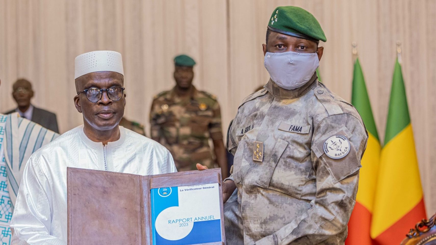 Ce rapport, fruit d’un travail approfondi, a mis en lumière les faiblesses administratives et les irrégularités dans la gestion publique. Cette cérémonie a réuni de hauts responsables du Gouvernement, dont le Premier ministre, le Président du Conseil national de Transition, le Ministre d’État, des membres du Gouvernement ainsi que des représentants du Bureau du Vérificateur Général.