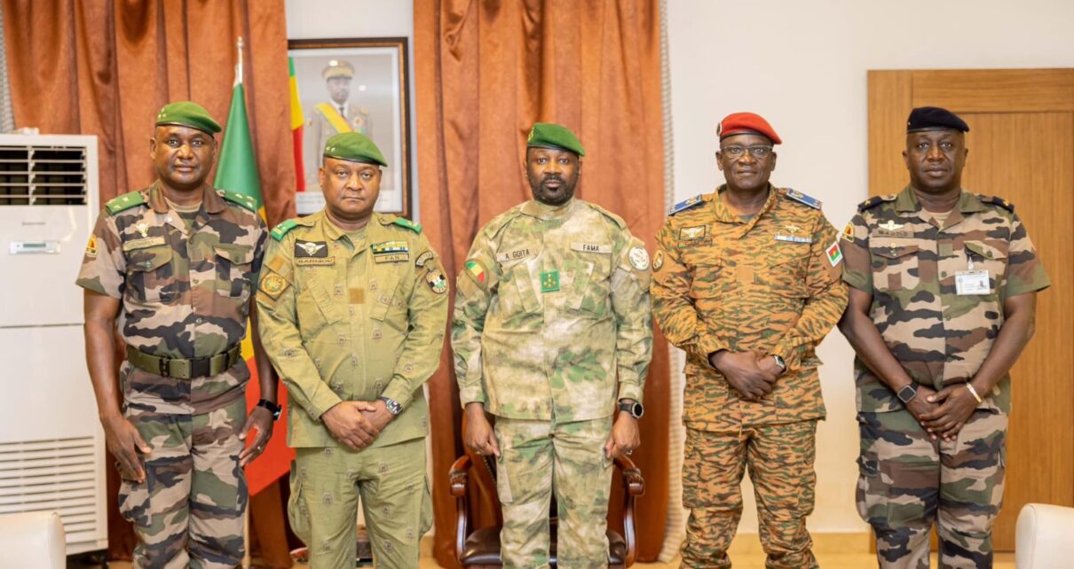 En tant que Président en exercice de la Confédération des États du Sahel, le Général Assimi GOÏTA a supervisé cette rencontre stratégique, qui s’inscrit dans le cadre de la mise en œuvre d’un plan d’action relatif au pilier défense et sécurité. Ce plan, récemment validé par les chefs d’État-major des armées des trois pays, a été élaboré par un comité d’experts spécialisés dans les questions de sécurité, un signe de la détermination des États membres de l’AES à coordonner et intensifier leurs efforts face aux menaces croissantes dans la région sahélienne.