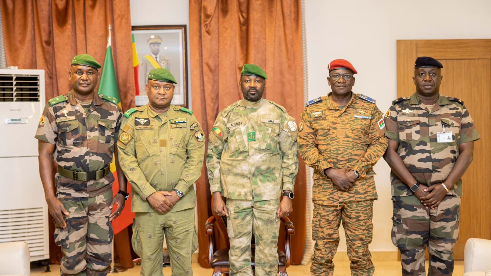 En tant que Président en exercice de la Confédération des États du Sahel, le Général Assimi GOÏTA a supervisé cette rencontre stratégique, qui s’inscrit dans le cadre de la mise en œuvre d’un plan d’action relatif au pilier défense et sécurité. Ce plan, récemment validé par les chefs d’État-major des armées des trois pays, a été élaboré par un comité d’experts spécialisés dans les questions de sécurité, un signe de la détermination des États membres de l’AES à coordonner et intensifier leurs efforts face aux menaces croissantes dans la région sahélienne.