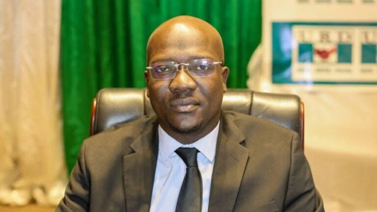 C’est le lieu également de lancer, de nouveau, un appel solennel au Professeur Salikou SANOGO, notre aîné Président, et ses camarades de revenir dans leur grande famille politique, notre famille politique l’URD pour que, ensemble, nous continuons à hisser plus haut les idéaux et vision de Feu Président Soumaila Cissé !