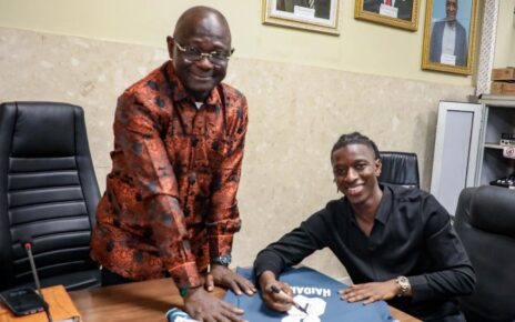 Lors de l'audience, Amadou Haïdara a offert son maillot du RB Leipzig à M. Coulibaly et à son adjoint, M. Mamadou Diakité. Le DG Coulibaly a fièrement revêtu le maillot en signe de camaraderie et d'engagement mutuel.