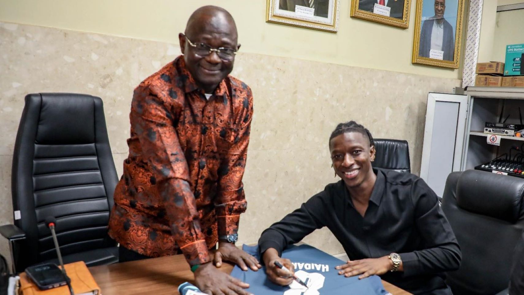 Lors de l'audience, Amadou Haïdara a offert son maillot du RB Leipzig à M. Coulibaly et à son adjoint, M. Mamadou Diakité. Le DG Coulibaly a fièrement revêtu le maillot en signe de camaraderie et d'engagement mutuel.