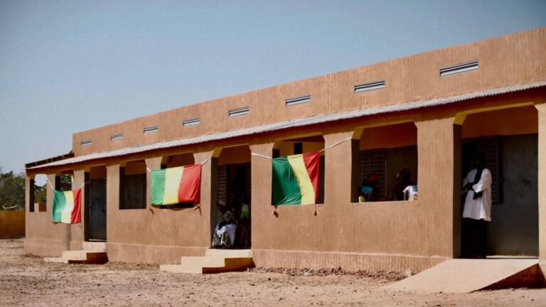 L’école de Neguetabali à Kayes est composée de 06 salles de classe, d’une direction, d’un bloc de trois latrines, d’un magasin et d’une clôture. À cela, il faut ajouter tout l’équipement mobilier nécessaire au fonctionnement de l’école dans les meilleures conditions et la remise de plus de 200 kits scolaires.