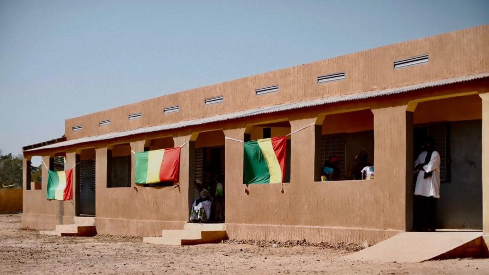 L’école de Neguetabali à Kayes est composée de 06 salles de classe, d’une direction, d’un bloc de trois latrines, d’un magasin et d’une clôture. À cela, il faut ajouter tout l’équipement mobilier nécessaire au fonctionnement de l’école dans les meilleures conditions et la remise de plus de 200 kits scolaires.