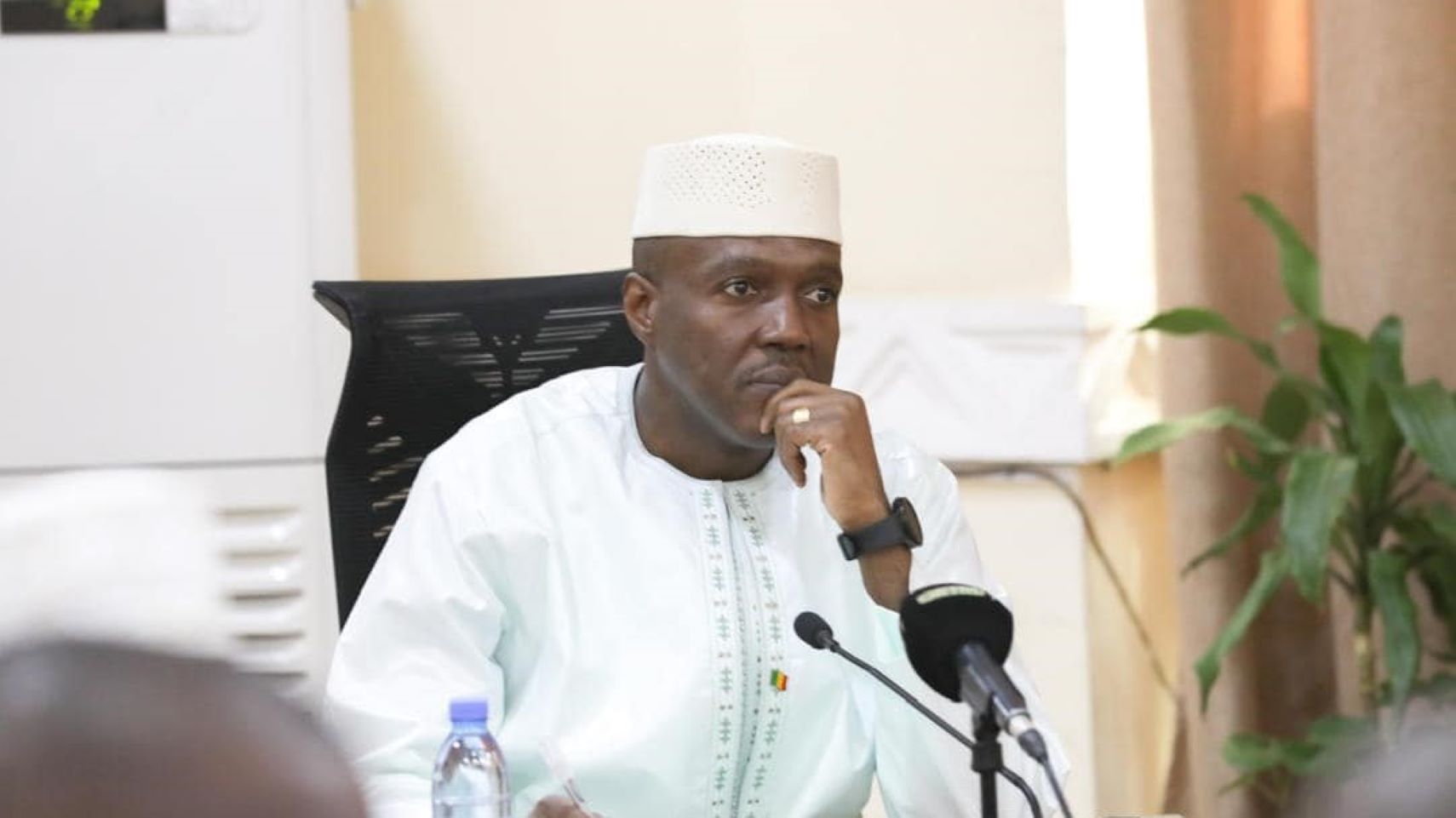 Le Premier ministre Général Abdoulaye Maïga a insisté sur un point essentiel : la recherche de solutions doit être guidée par les besoins et priorités nationales, sans se soumettre aux pressions géopolitiques externes. Cette posture met en avant l’ambition du gouvernement d’asseoir une souveraineté énergétique forte et durable.