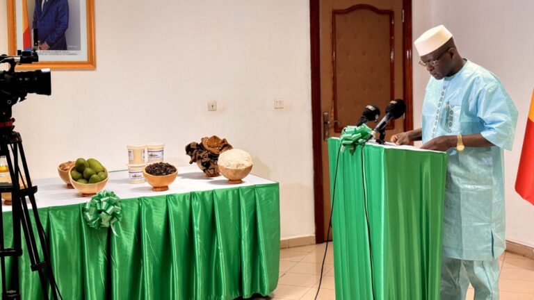 Selon le ministre, les exportations ne se limitent pas à une activité commerciale, mais représentent une source de création de richesses et un véritable levier de croissance. « Elles constituent un vecteur important de développement durable, mais aussi un moyen de promouvoir le savoir-faire et notre identité nationale au-delà de nos frontières », a-t-il affirmé.