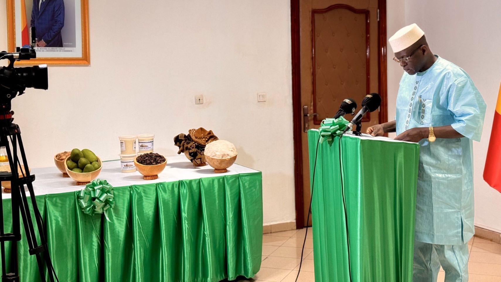 Selon le ministre, les exportations ne se limitent pas à une activité commerciale, mais représentent une source de création de richesses et un véritable levier de croissance. « Elles constituent un vecteur important de développement durable, mais aussi un moyen de promouvoir le savoir-faire et notre identité nationale au-delà de nos frontières », a-t-il affirmé.