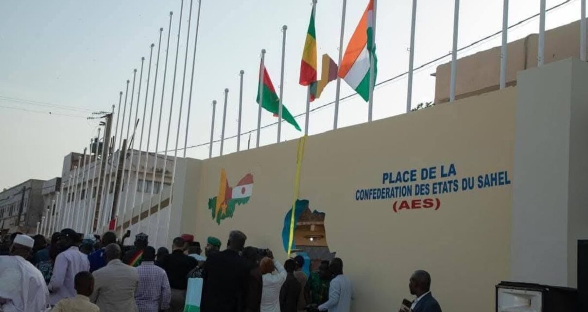 Ce changement s’inscrit dans le cadre du Décret du 13 décembre 2024, portant dénomination de voies, places et établissements publics dans le District de Bamako. Désormais, ces lieux honorent des personnalités et références nationales, africaines, panafricaines et même universelles. Ces hommes et ces femmes, par leurs sacrifices, leurs services exceptionnels, leurs exploits, leurs savoirs et leur engagement, ont marqué l’histoire du Mali et de l’humanité. Pour le Premier ministre, « cet acte incarne une volonté ferme et résolue de réhabiliter notre histoire, de magnifier nos héros et héroïnes, et de renforcer nos valeurs et notre identité nationale ».