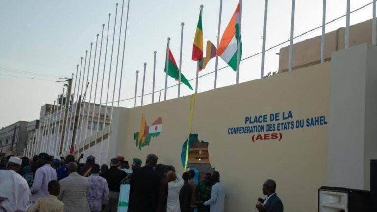Ce changement s’inscrit dans le cadre du Décret du 13 décembre 2024, portant dénomination de voies, places et établissements publics dans le District de Bamako. Désormais, ces lieux honorent des personnalités et références nationales, africaines, panafricaines et même universelles. Ces hommes et ces femmes, par leurs sacrifices, leurs services exceptionnels, leurs exploits, leurs savoirs et leur engagement, ont marqué l’histoire du Mali et de l’humanité. Pour le Premier ministre, « cet acte incarne une volonté ferme et résolue de réhabiliter notre histoire, de magnifier nos héros et héroïnes, et de renforcer nos valeurs et notre identité nationale ».
