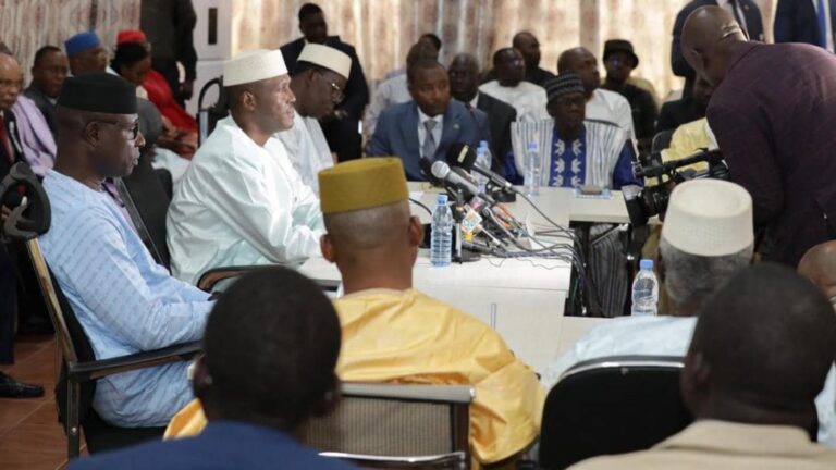 Au cœur des échanges figurait la présentation des avancées de la révision annuelle des listes électorales de 2024. Avec 8 472 439 inscrits, dont 573 284 résidant à l’étranger, le fichier électoral est en cours d’adaptation pour répondre à la nouvelle configuration territoriale et administrative. Le gouvernement entend ainsi garantir une organisation efficiente des prochaines élections, clé de voûte de la transition.