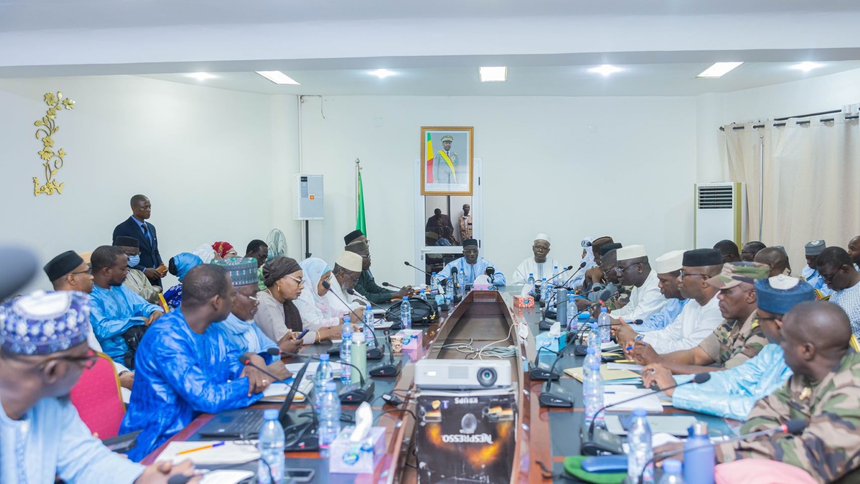 Cette validation externe constitue une étape cruciale dans le processus d’élaboration des avant-projets de la Politique de Sécurité nationale et de sa stratégie de mise en œuvre. Le Général CAMARA a salué la qualité des contributions, reflet de l’expertise des participants, et promis de poursuivre l’exploitation des nombreuses observations reçues avant la soumission des documents pour validation aux plus hautes autorités du pays.