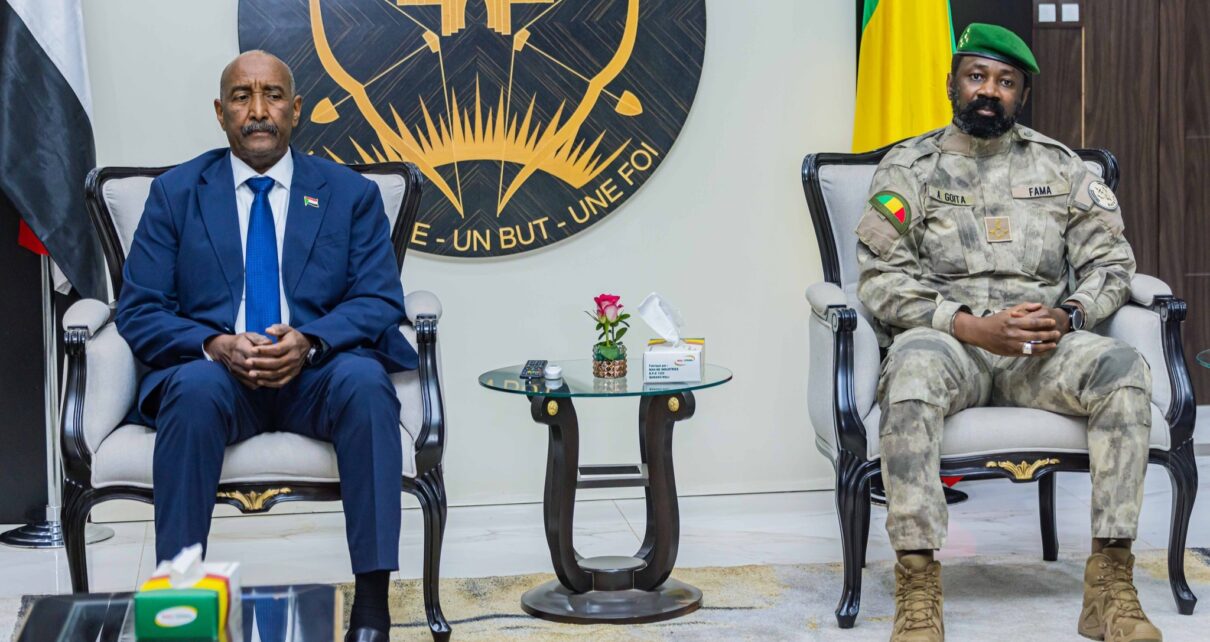 Après les salutations officielles et un premier entretien en tête-à-tête, les deux dirigeants se sont rendus au palais présidentiel de Koulouba. La journée a été marquée par des échanges intensifs visant à renforcer les relations bilatérales entre le Mali et le Soudan, deux nations partageant des défis communs et une volonté affirmée de coopérer pour la paix et le développement en Afrique.