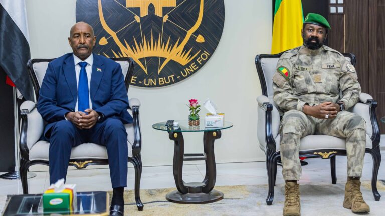 Après les salutations officielles et un premier entretien en tête-à-tête, les deux dirigeants se sont rendus au palais présidentiel de Koulouba. La journée a été marquée par des échanges intensifs visant à renforcer les relations bilatérales entre le Mali et le Soudan, deux nations partageant des défis communs et une volonté affirmée de coopérer pour la paix et le développement en Afrique.