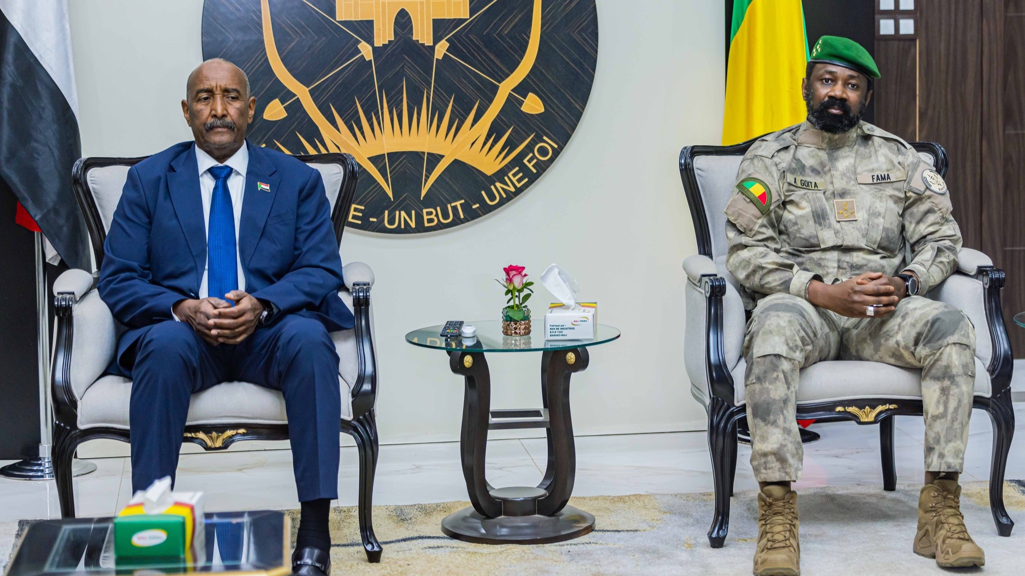 Après les salutations officielles et un premier entretien en tête-à-tête, les deux dirigeants se sont rendus au palais présidentiel de Koulouba. La journée a été marquée par des échanges intensifs visant à renforcer les relations bilatérales entre le Mali et le Soudan, deux nations partageant des défis communs et une volonté affirmée de coopérer pour la paix et le développement en Afrique.