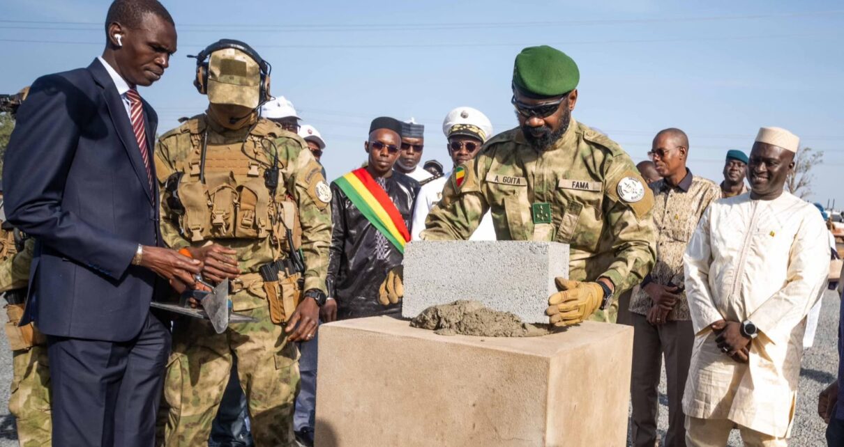 Conçu en forme de calebasse, symbole profondément ancré dans les traditions maliennes, Mali-ARENA incarne un mariage harmonieux entre modernité et héritage culturel. Avec ses dix entrées principales, son entrée VIP et sa capacité de 10 000 places réparties sur deux étages, l’arène promet de devenir un lieu emblématique pour le sport national et international.