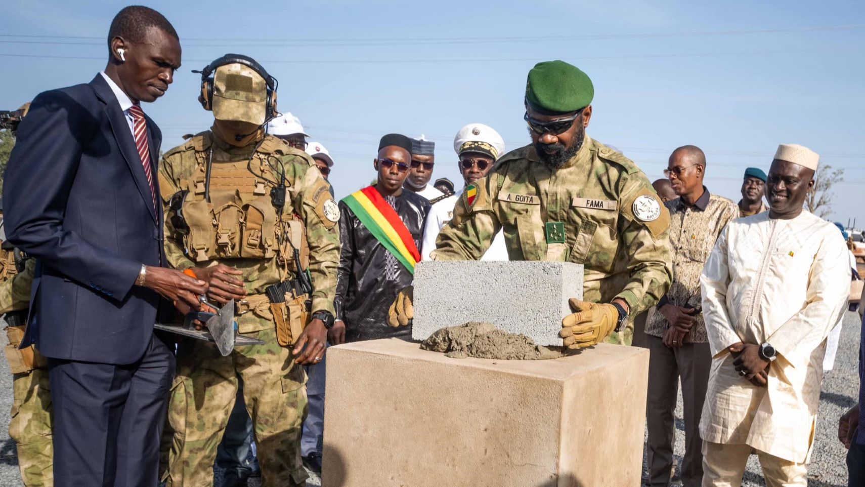 Conçu en forme de calebasse, symbole profondément ancré dans les traditions maliennes, Mali-ARENA incarne un mariage harmonieux entre modernité et héritage culturel. Avec ses dix entrées principales, son entrée VIP et sa capacité de 10 000 places réparties sur deux étages, l’arène promet de devenir un lieu emblématique pour le sport national et international.
