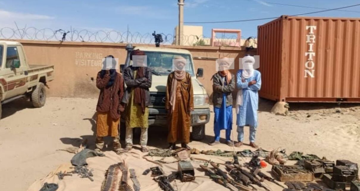 Les cinq combattants du FLA ont été reçus à l’entrée de la ville de Tombouctou par le commandant de zone et chef du secteur 3 de l’Opération Maliko, le Colonel Seydou Bassirou NIANGADO. Ils ont rendu un véhicule 4x4, une 12.7mm, un PKM, cinq AK-47, des boîtes chargeurs garnis et des milliers des munitions.