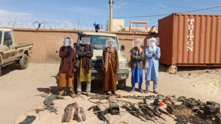 Les cinq combattants du FLA ont été reçus à l’entrée de la ville de Tombouctou par le commandant de zone et chef du secteur 3 de l’Opération Maliko, le Colonel Seydou Bassirou NIANGADO. Ils ont rendu un véhicule 4x4, une 12.7mm, un PKM, cinq AK-47, des boîtes chargeurs garnis et des milliers des munitions.