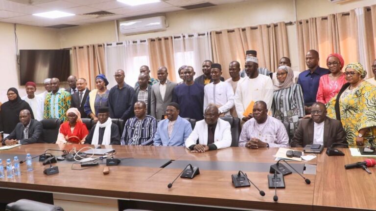 Dans cette optique, depuis 2022, l’INPS a engagé une collaboration avec le monde universitaire pour offrir à ses agents des formations adaptées aux réalités professionnelles. Une première convention signée avec l’ex-Université des Sciences Juridiques et Politiques de Bamako avait permis à une douzaine de cadres de l’INPS d’intégrer divers masters spécialisés. Le succès de cette première convention a ouvert la voie à la création de l’IFP-M2S, désormais accessible à tous les Maliens.