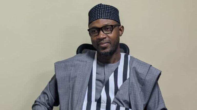 La démocratie, souvent perçue comme une construction politique occidentale, s’inscrit en réalité dans une longue histoire de pratiques collectives et de régulations sociales partagées à travers les cultures.