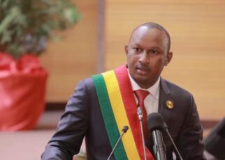 Pour Nouhoum Sarr, il est crucial de reconnaître l’urgence de la situation. « Il n’y a pas d’excuses à la crise énergétique. Les Maliens nous ont fait confiance, et nous sommes prêts à mourir pour les satisfaire », a-t-il affirmé avec conviction. Il a insisté sur le fait que la transition ne pourra réussir sans une résolution définitive de ce problème.