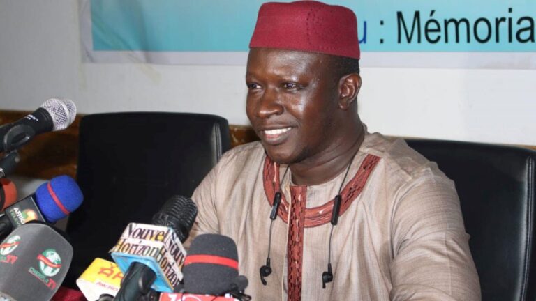 Sincèrement l'expression souveraineté retrouvée me laisse perplexe dans la mesure où je ne sais pas ce qui a changé le 14 janvier 2022 pour qu'on retrouve une souveraineté dite perdue. De quelle souveraineté parle-t-on ? Souveraineté monétaire ? Souveraineté politique ? Avant le 14 janvier 2022, le Mali n'était-il pas gouverné par des maliens ? Avions-nous des Présidents étrangers ? Le peuple malien ne votait-il pas librement pour élire des maliens Président de la République, députés, Maires, Conseillers régionaux, de cercle et communaux ? L'État n'était-il pas organisé en différents pouvoirs (exécutif, législatif et judiciaire) ?