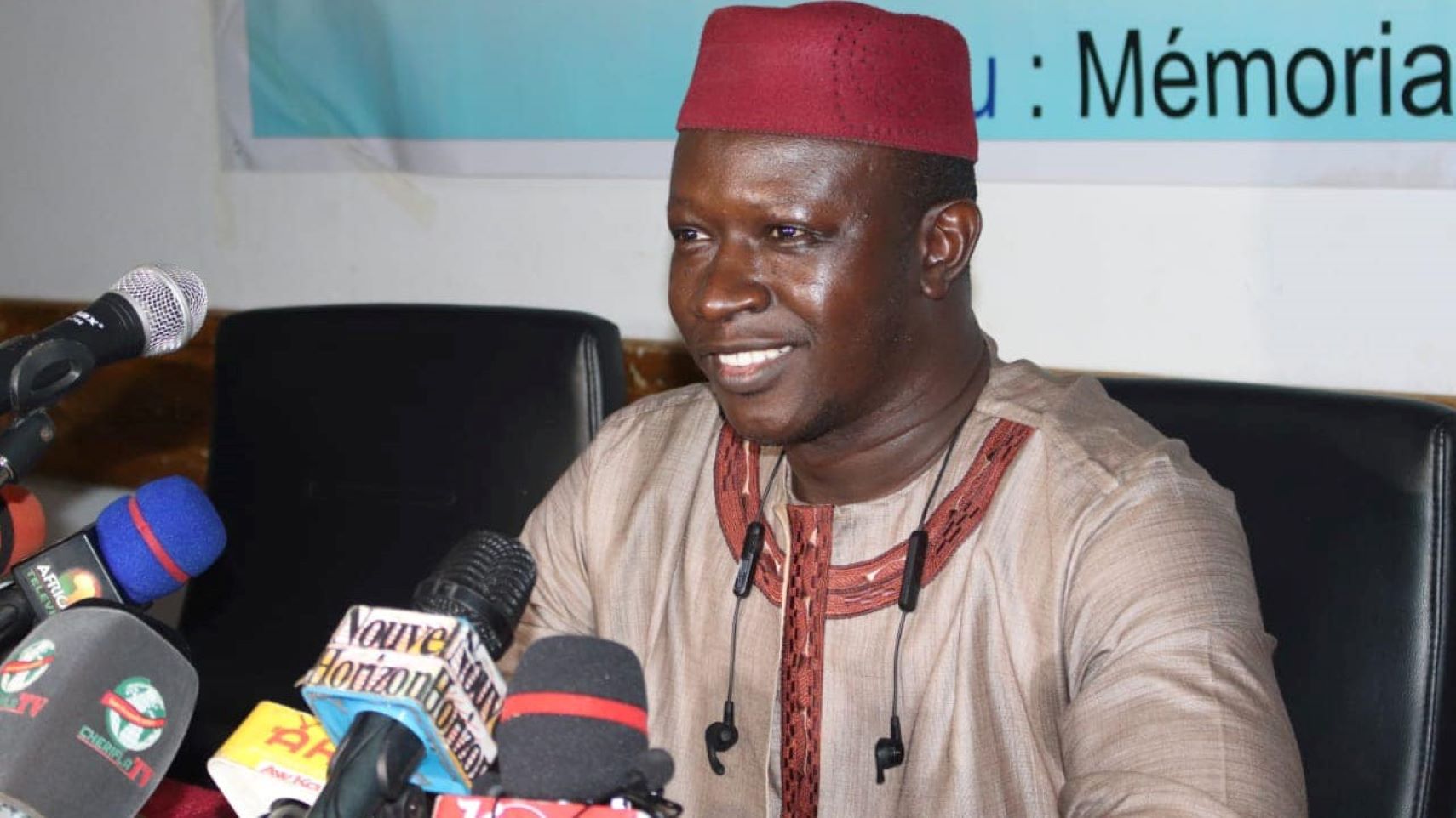 Sincèrement l'expression souveraineté retrouvée me laisse perplexe dans la mesure où je ne sais pas ce qui a changé le 14 janvier 2022 pour qu'on retrouve une souveraineté dite perdue. De quelle souveraineté parle-t-on ? Souveraineté monétaire ? Souveraineté politique ? Avant le 14 janvier 2022, le Mali n'était-il pas gouverné par des maliens ? Avions-nous des Présidents étrangers ? Le peuple malien ne votait-il pas librement pour élire des maliens Président de la République, députés, Maires, Conseillers régionaux, de cercle et communaux ? L'État n'était-il pas organisé en différents pouvoirs (exécutif, législatif et judiciaire) ?