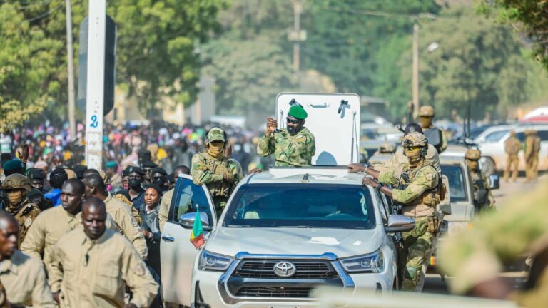 Cette journée historique a permis de célébrer les Forces Armées Maliennes (FAMa), d’inaugurer des infrastructures sportives et culturelles modernes, tout en rendant hommage aux traditions et à la gouvernance locale. Retour sur les temps forts.