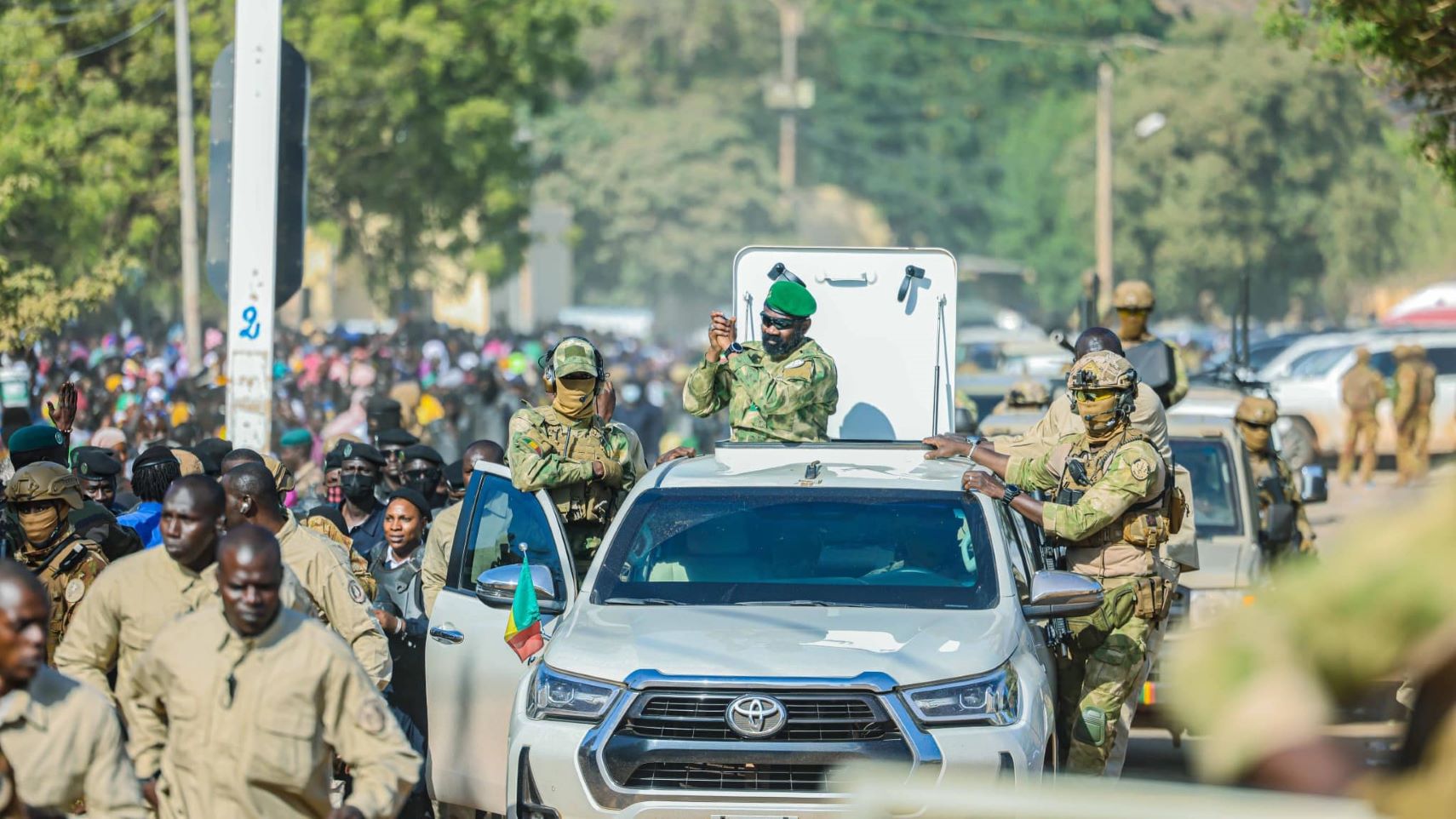 Cette journée historique a permis de célébrer les Forces Armées Maliennes (FAMa), d’inaugurer des infrastructures sportives et culturelles modernes, tout en rendant hommage aux traditions et à la gouvernance locale. Retour sur les temps forts.