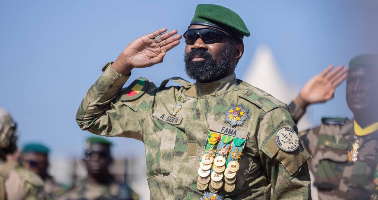 Le Président de la Transition, le Général d’Armée Assimi GOÏTA, a débuté cette célébration par un geste symbolique : le dépôt d’une gerbe de fleurs au monument du soldat inconnu, accompagné de la sonnerie aux morts, de l’hymne national ainsi que de la revue des troupes.