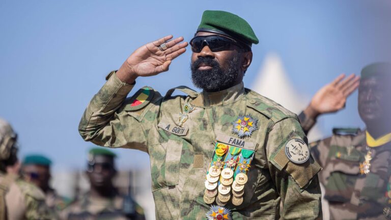 Le Président de la Transition, le Général d’Armée Assimi GOÏTA, a débuté cette célébration par un geste symbolique : le dépôt d’une gerbe de fleurs au monument du soldat inconnu, accompagné de la sonnerie aux morts, de l’hymne national ainsi que de la revue des troupes.