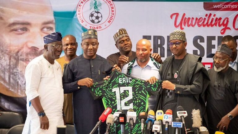 Dans une déclaration empreinte d'émotion et de détermination, Chelle a exprimé sa gratitude et sa vision ambitieuse pour l'équipe nationale, marquant ainsi le début d'une aventure qui promet de raviver la gloire du football nigérian.