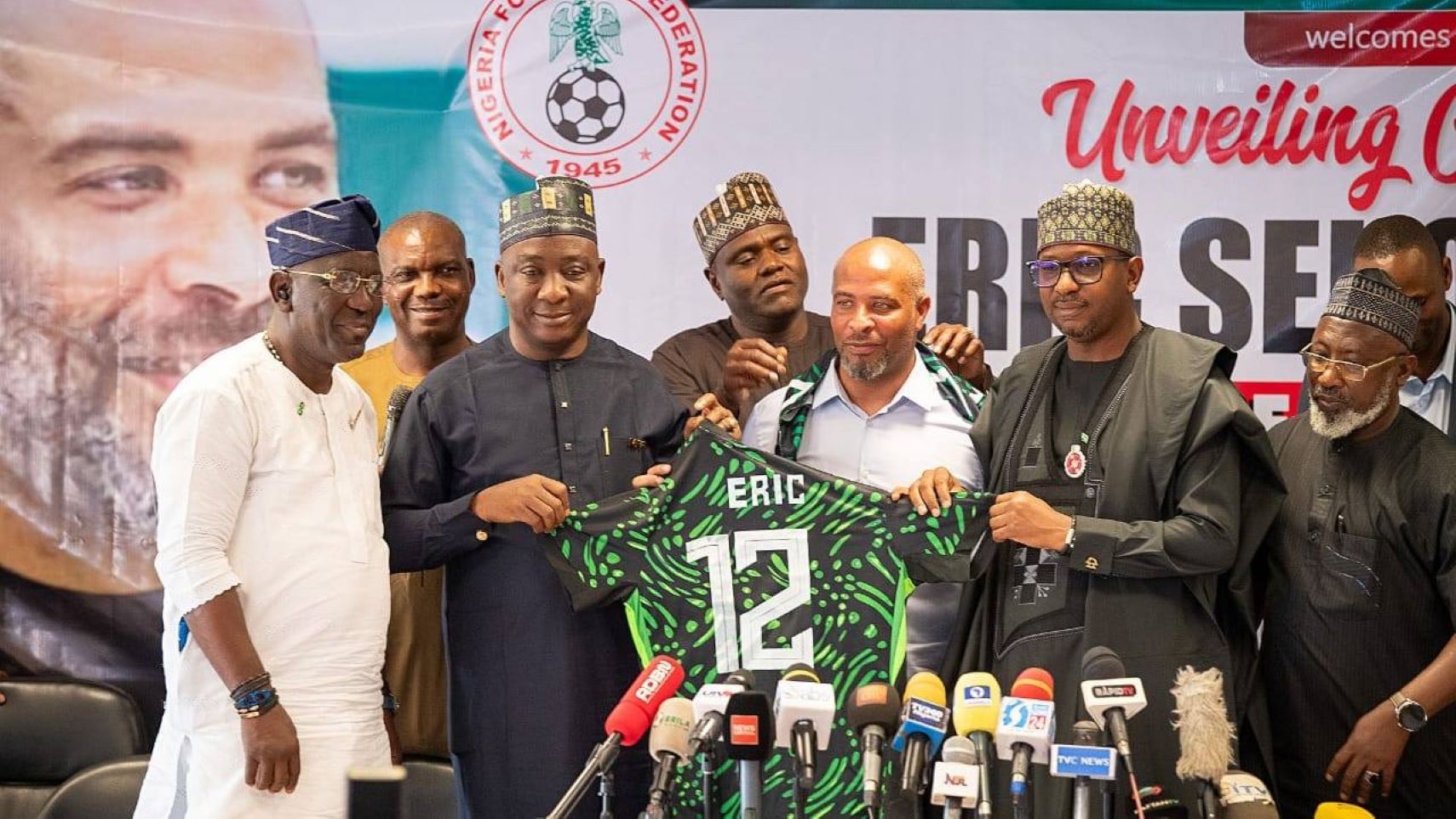 Dans une déclaration empreinte d'émotion et de détermination, Chelle a exprimé sa gratitude et sa vision ambitieuse pour l'équipe nationale, marquant ainsi le début d'une aventure qui promet de raviver la gloire du football nigérian.