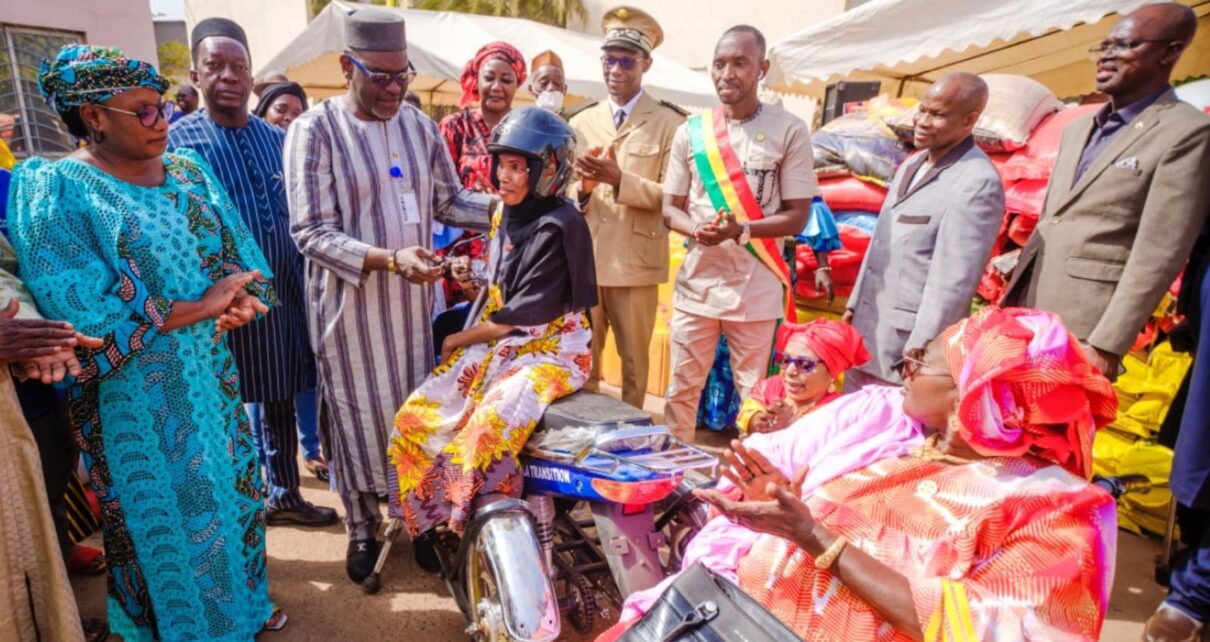 L’initiative de prise en charge orthophonique pour 50 personnes bègues vise non seulement à améliorer leurs capacités d’élocution, mais également à réduire l’isolement social souvent associé au bégaiement. Cet appui a été salué par l’Association Vaincre le Bégaiement au Mali (AVB-Mali), qui œuvre depuis 2005 pour une meilleure prise en charge des troubles du langage et pour la réinsertion socioprofessionnelle des personnes concernées.