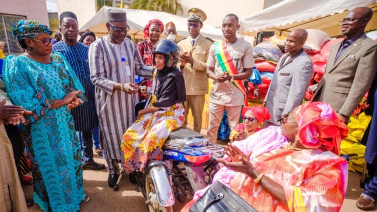 L’initiative de prise en charge orthophonique pour 50 personnes bègues vise non seulement à améliorer leurs capacités d’élocution, mais également à réduire l’isolement social souvent associé au bégaiement. Cet appui a été salué par l’Association Vaincre le Bégaiement au Mali (AVB-Mali), qui œuvre depuis 2005 pour une meilleure prise en charge des troubles du langage et pour la réinsertion socioprofessionnelle des personnes concernées.