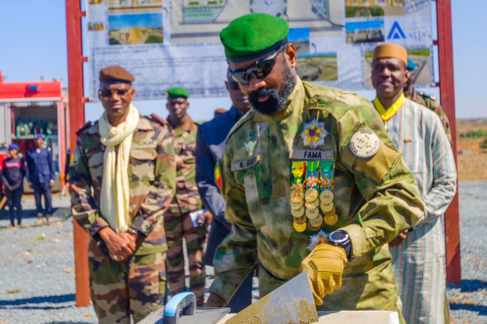 La pose de la première pierre du mémorial dédié au militaire, situé à Kati, intervient après la cérémonie de présentation du projet le jeudi 16 janvier 2025 au Président de la Transition, Chef de l’État, Chef Suprême des Armées, le Général d’Armée Assimi GOÏTA.