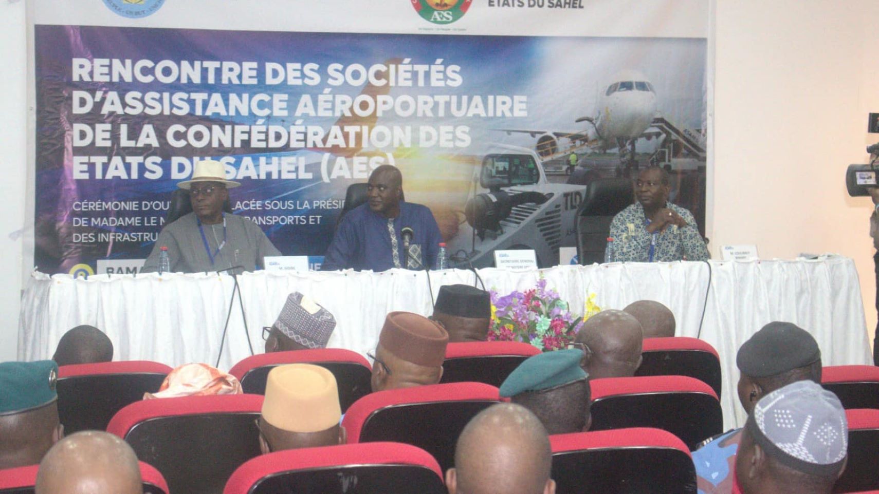 Parmi les thèmes centraux abordés figurent l’harmonisation des procédures d’assistance aéroportuaire, les pistes de coopération et de mutualisation des moyens, les systèmes de management de la sécurité et de la qualité, la mise en place d’un système d’évaluation par les pairs et la fiscalité des sociétés d’assistance aéroportuaire.