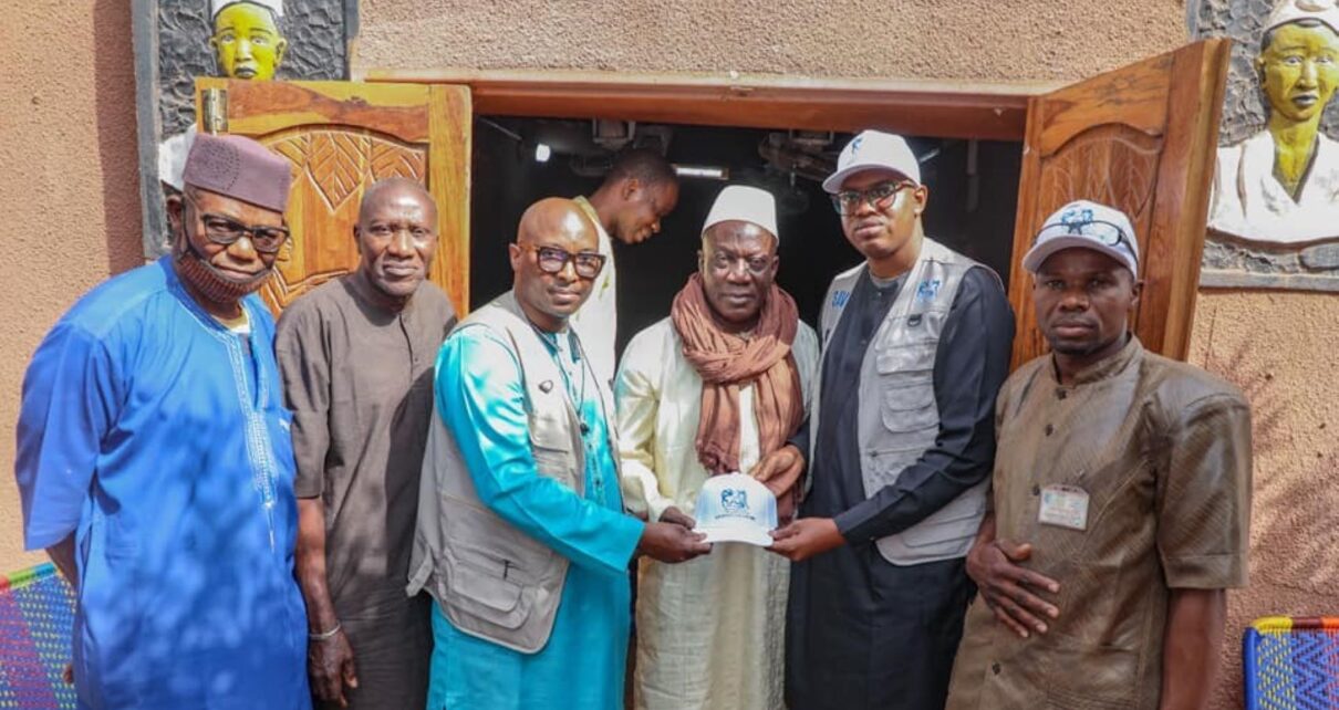 La journée a débuté par un moment fort à la chefferie traditionnelle des Traoré TRAORÉLA), où la délégation a été chaleureusement accueillie par le patriarche et ses collaborateurs. Ce fut l’occasion de discuter des enjeux cruciaux de la couverture sociale et d’affirmer le rôle de l’INPS dans la protection des travailleurs indépendants.