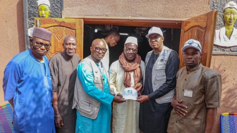 La journée a débuté par un moment fort à la chefferie traditionnelle des Traoré TRAORÉLA), où la délégation a été chaleureusement accueillie par le patriarche et ses collaborateurs. Ce fut l’occasion de discuter des enjeux cruciaux de la couverture sociale et d’affirmer le rôle de l’INPS dans la protection des travailleurs indépendants.