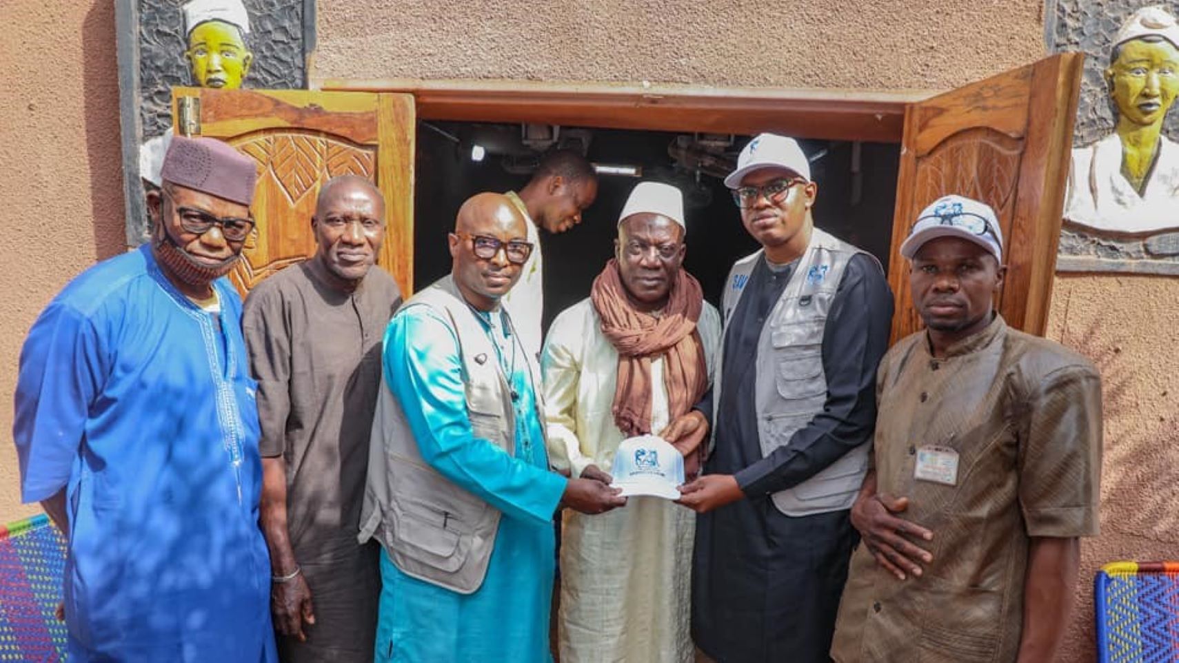 La journée a débuté par un moment fort à la chefferie traditionnelle des Traoré TRAORÉLA), où la délégation a été chaleureusement accueillie par le patriarche et ses collaborateurs. Ce fut l’occasion de discuter des enjeux cruciaux de la couverture sociale et d’affirmer le rôle de l’INPS dans la protection des travailleurs indépendants.