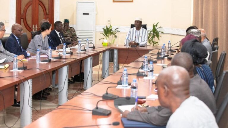 Cette mission, qui représente la troisième étape de sa série d’actions en cours, réaffirme la confiance placée au Mali fort de sa croissance économique. Le Chef de la délégation a exprimé son honneur de représenter le Mali au Conseil d’Administration du FMI et a réitéré son engagement auprès des autorités de la transition malienne en vue d’amplifier le partenariat.