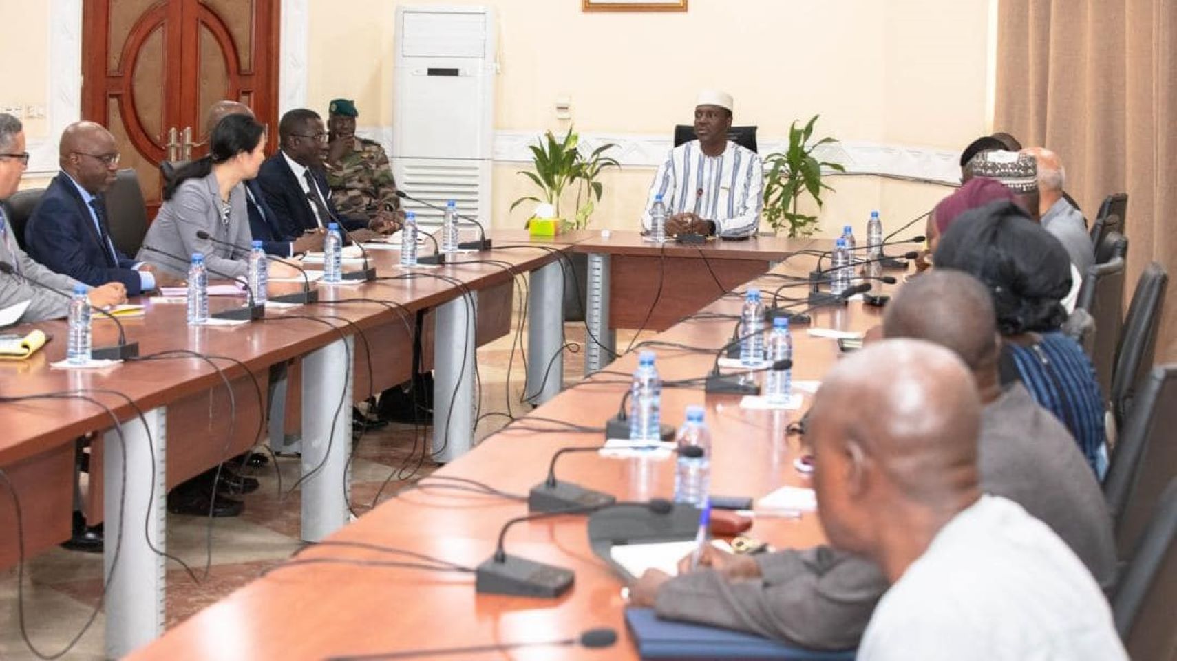 Cette mission, qui représente la troisième étape de sa série d’actions en cours, réaffirme la confiance placée au Mali fort de sa croissance économique. Le Chef de la délégation a exprimé son honneur de représenter le Mali au Conseil d’Administration du FMI et a réitéré son engagement auprès des autorités de la transition malienne en vue d’amplifier le partenariat.