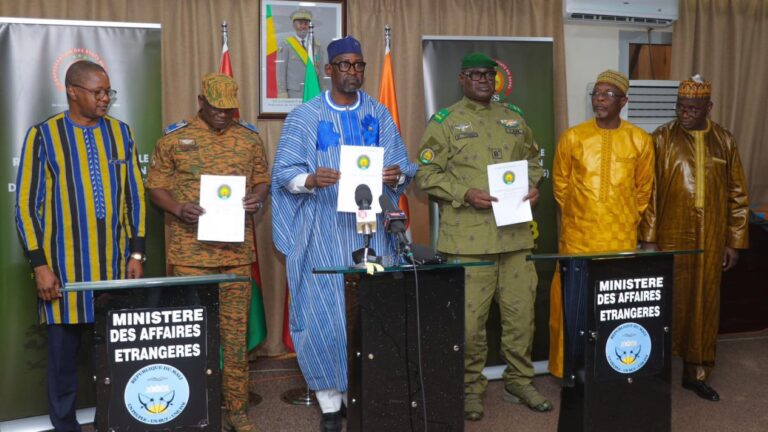 Dans le cadre de la mise en œuvre de la Feuille de Route de la Présidence de la Confédération des Etats du Sahel (AES), une réunion ministérielle regroupant les piliers Défense et Sécurité, Diplomatie et Développement de la Confédération AES, s’est tenue à Bamako les 22 et 23 février 2025.