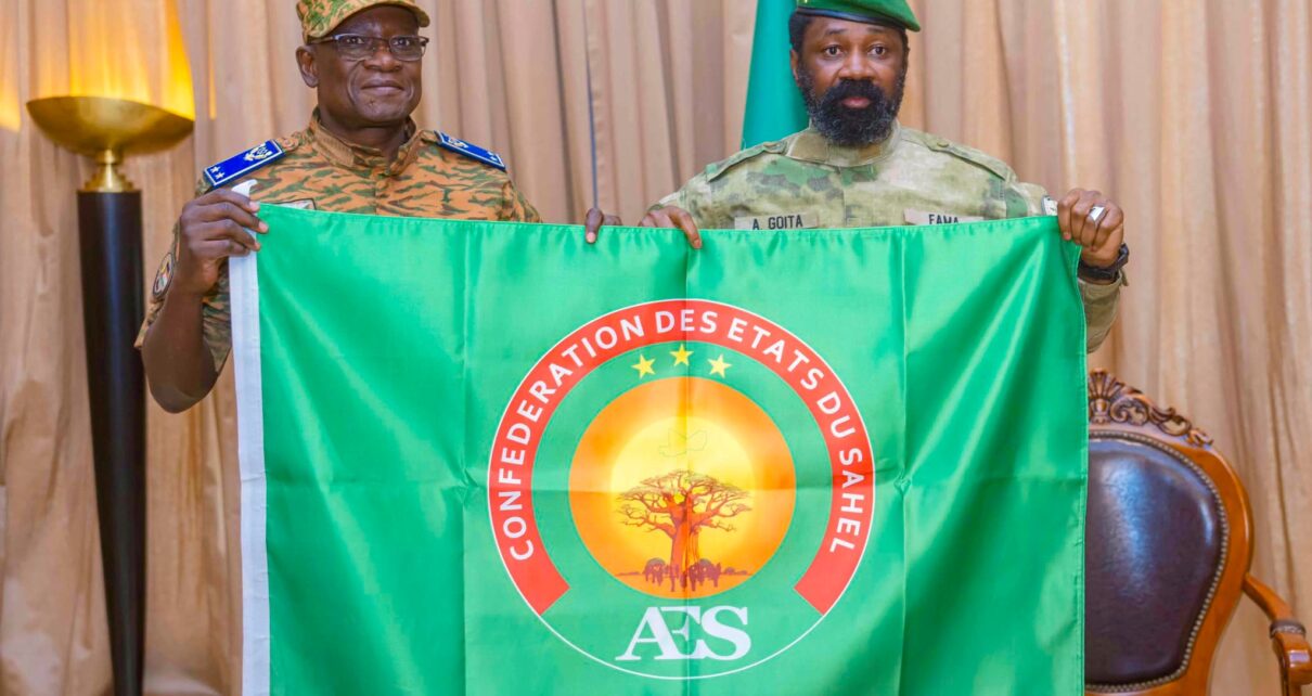 Le Général de Brigade Célestin SIMPORE a également précisé qu’au cours de cette audience, le nouveau drapeau de l’AES a été présenté à Son Excellence le Général d’Armée Assimi GOÏTA. « Un très beau drapeau qui sera porté à la connaissance de tous les peuples de l’AES », et qui sera célébré autant que possible.