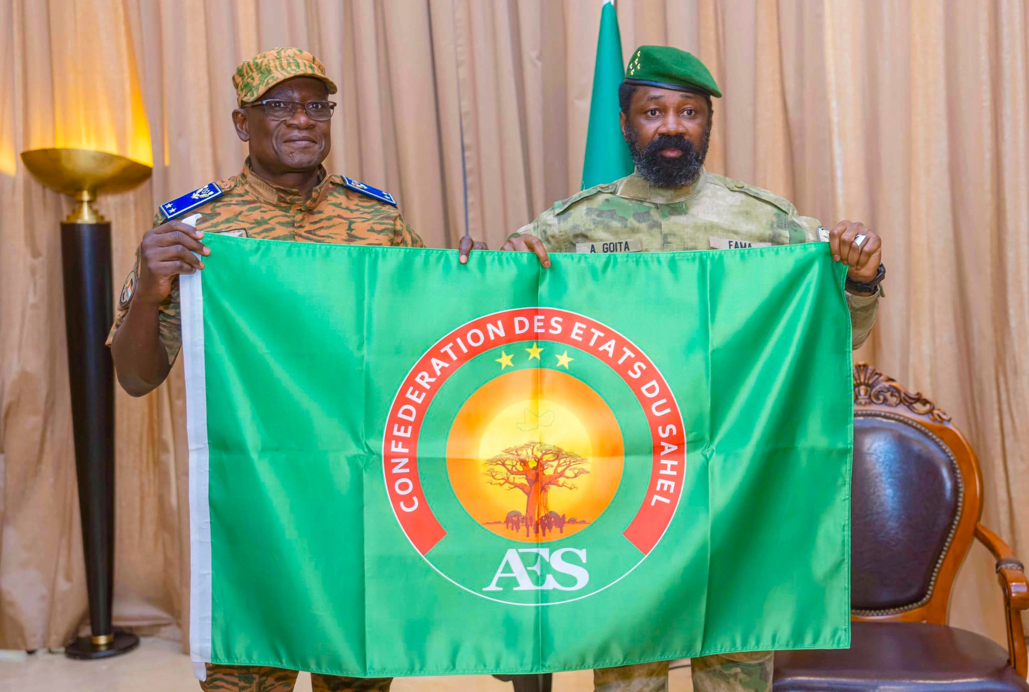 Le Général de Brigade Célestin SIMPORE a également précisé qu’au cours de cette audience, le nouveau drapeau de l’AES a été présenté à Son Excellence le Général d’Armée Assimi GOÏTA. « Un très beau drapeau qui sera porté à la connaissance de tous les peuples de l’AES », et qui sera célébré autant que possible.