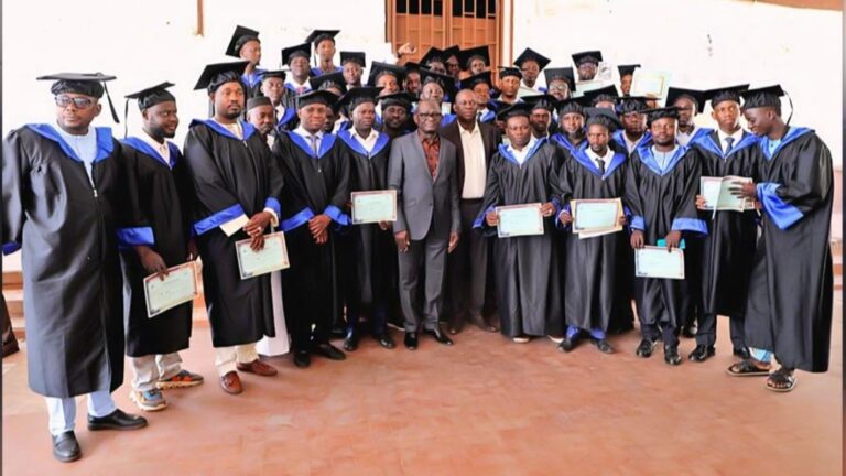 Dans son intervention, M. Ousmane Karim Coulibaly a expliqué les raisons qui ont motivé l’INPS à soutenir ce programme : « La gestion des fonds publics joue un rôle important dans le fonctionnement de l’administration. Lorsqu’on nous a présenté la maquette de ce master axé sur la commande et les finances publiques, nous n’avons pas hésité à saisir cette opportunité. Nous avons établi un partenariat avec l’université pour permettre à nos agents d’y participer. Aujourd’hui, une vingtaine d’entre eux ont bénéficié de cette formation. C’est une démarche qui s’inscrit dans notre volonté d’assurer une gestion transparente et efficace des ressources humaines et financières, conformément aux principes d’équité, d’égalité et de concurrence », a précisé le DG.