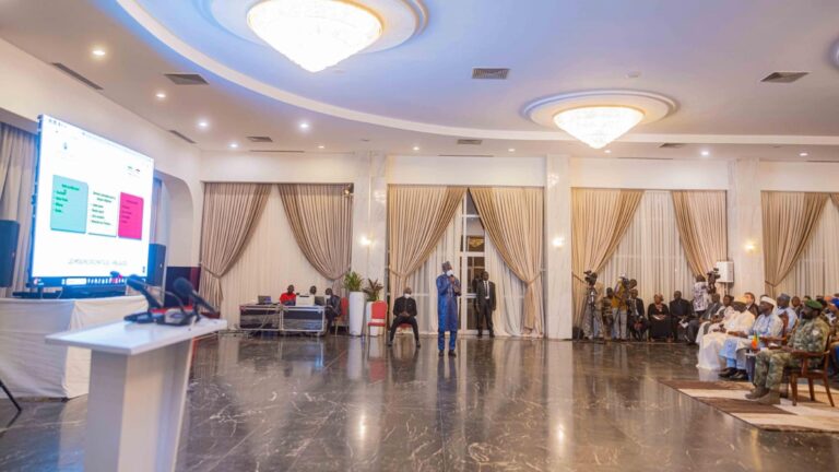 Cette solution informatique sécurisée, destinée aux missions diplomatiques et postes consulaires maliens à l’étranger est une « œuvre entièrement malienne ». Elle est le fruit de la collaboration entre plusieurs administrations, poursuivant une même ambition : traduire en actions concrètes, au bénéfice des populations maliennes et des usagers internationaux, la vision d’une administration moderne, performante, accessible à tous, selon les précisions du Ministre DIOP.